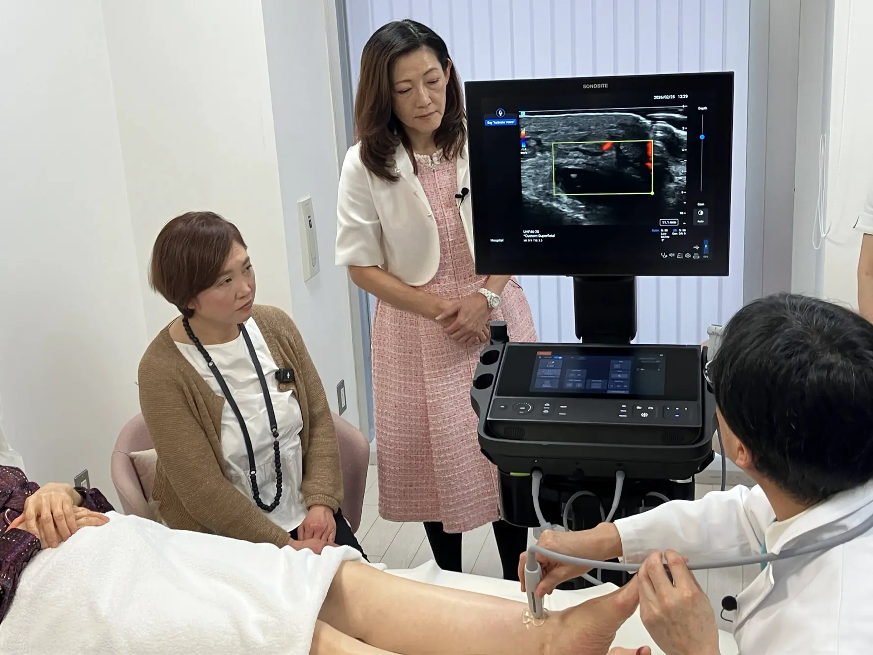 超高周波超音波画像診断装置 Sonosite LX のエコー検査を実演した様子